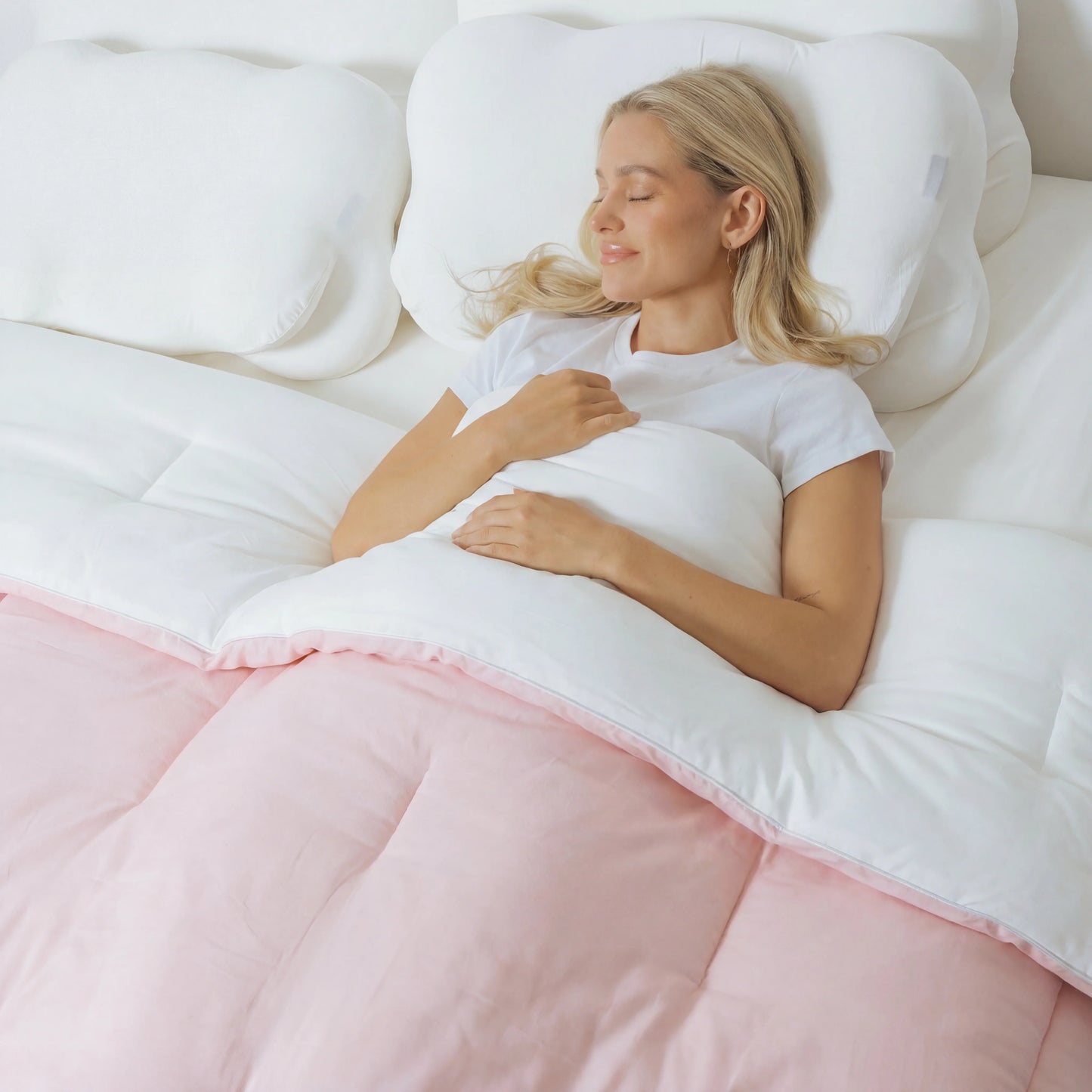 Mujer durmiendo cómoda con el edredón